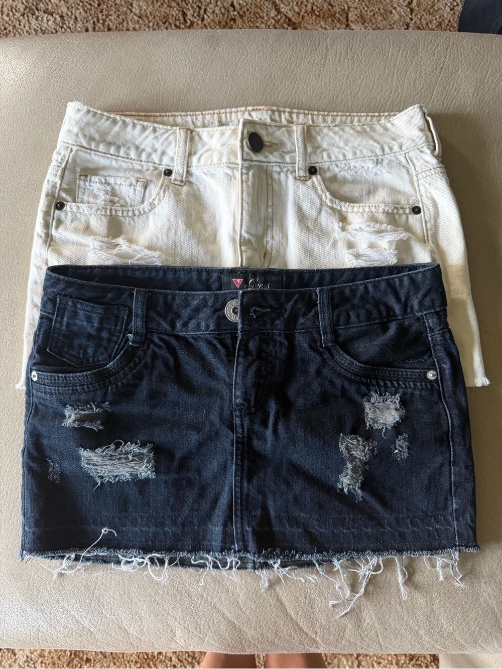 GUESS Distressed Denim Mini Skirt - dark blue and American Eagle off white